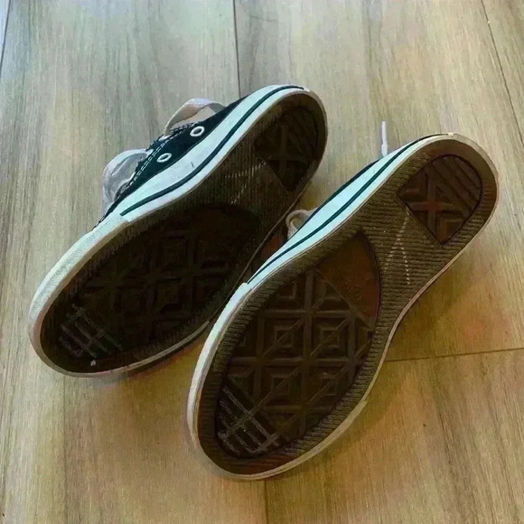 Kids  black converse size 11 US - Picture 3 of 7